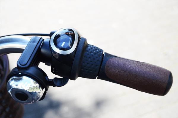 ハンドルを握ったままギアを変更できる、シマノ製のグリップシフトを採用。