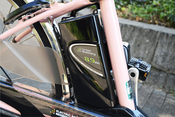 バッテリー容量8.9Ah。充電時間約4.5時間で最大約51km走行可能。