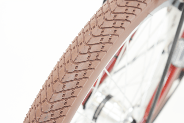 特殊合成シートを内層し、パンクに強く、走行抵抗も軽いタイヤを使用。