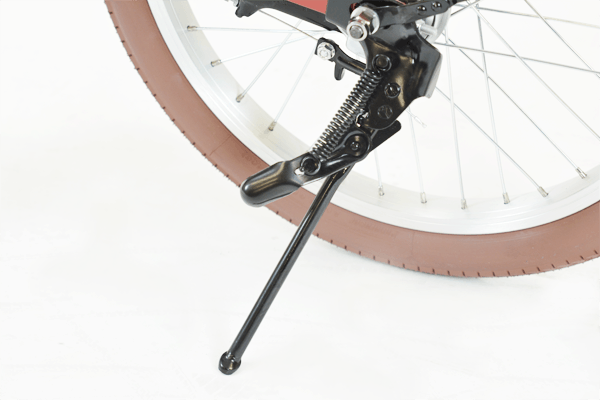 停車時に必須になるスタンドも搭載！