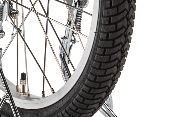 特殊合成シートを内層し、パンクに強く、走行抵抗も軽いタイヤを使用。