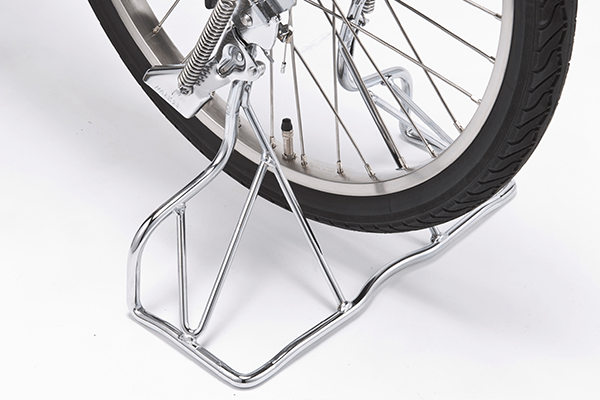 テコの原理でラクにスタンドが立てられ操作性もアップ！幅が広く、停めた後でも倒れにくいように設計。