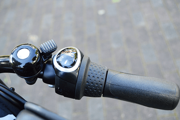 ハンドルを握ったままギアを変更できる、シマノ製のグリップシフトを採用。