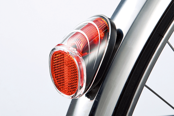 太陽光で充電。周りの明るさと振動を感知し自動点滅するので夜間の走行も安心です。