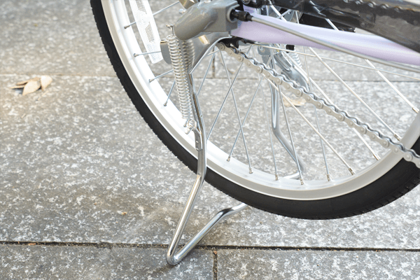 不安定な場所でも車体を安定させられる両足スタンドを搭載。