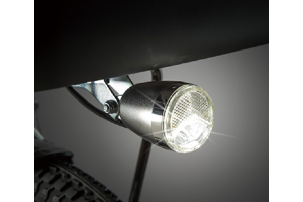 リフレクター一体式で暗い夜道でも地面をワイドに明るく照らします。