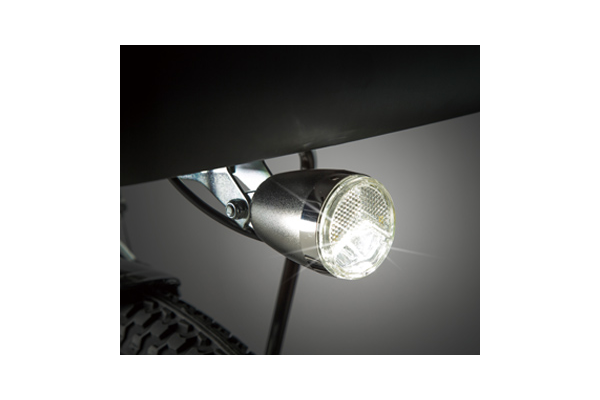 リフレクター一体式で暗い夜道でも地面をワイドに明るく照らします。