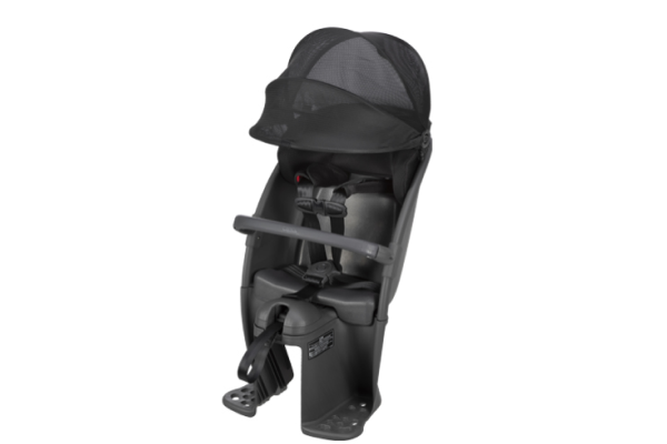 広げるだけで簡単に使える日よけに、コンビが独自に開発した衝撃吸収材「エッグショック」がお子さまの頭を包むようにしっかり守ります。また立体的に持ち上がった肩ベルトや左右どちらからでも載せ卸が出来る開閉ガードなど、お子さまの安全・快適とパパママの使いやすさを追求した工夫がたくさん詰まっています。