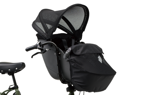 やわらかい頭を包み込むように守る「エッグショック」、強い日差しをガードする「サンシェード」、乗せ降ろしやすい開閉ガードに、肩ベルトは立体的に立ち上がっているので、手が通しやすく簡単にお子さまを座らせられます。