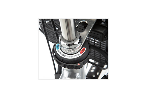 ハンドル部を固定し、駐輪時の転倒を防止します。(※ハンドルを完全に固定する機能ではありません)