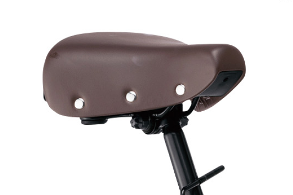 レトロなデザイン。サドル下部に幅広ガードを設けることでラクにスタンドが立てられる。