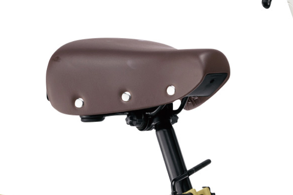 レトロなデザイン。サドル下部に幅広ガードを設けることでラクにスタンドが立てられる。