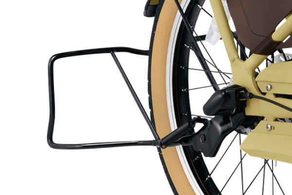 小柄な方も足が届きやすい設計。ラクにスタンドが立てられます。