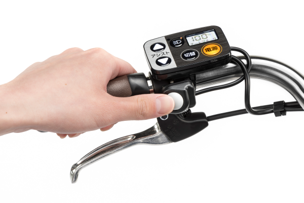 より指が届きやすい場所に押し歩きボタンを配置することで、ハンドルを握ったままでの押しやすさが向上(2022年発売モデルと比較して)