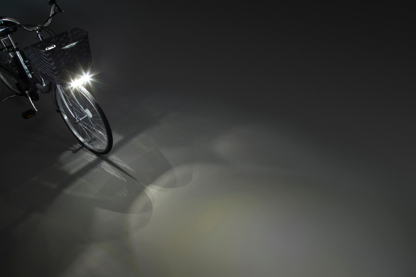 照射範囲が広くなった前照灯が前方だけでなく、足元も照射することで高い被視認性を実現。