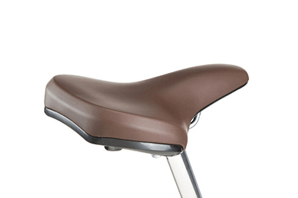 軽さと座り心地を両立したサドルです。