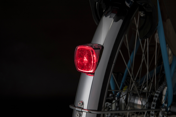 太陽光で充電し、暗くなると自動で点滅リフレクター周りを発光させることで高い被視認性を実現。