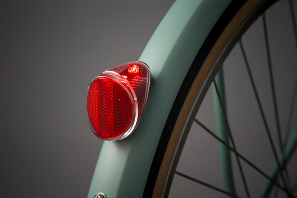 太陽光で充電し、暗くなると自動で点滅。