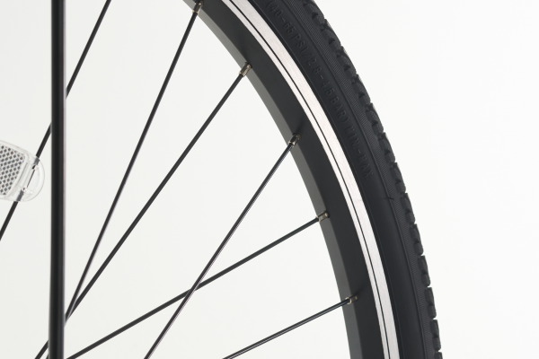 極太スポークでタフな足まわりを実現。