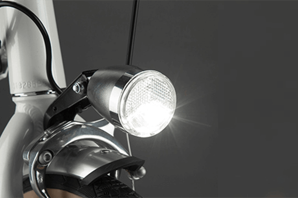 リフレクター一体式LEDライトで暗い夜道でも明るくワイドに地面を照らします。