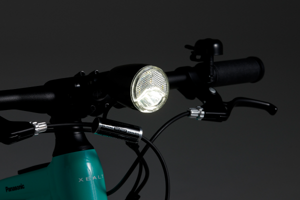 1灯のLEDランプを採用。暗くなると自動で点灯するオートライト機能付。