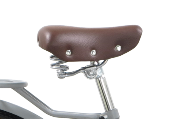 見た目にこだわった鋲付きテリーサドル。