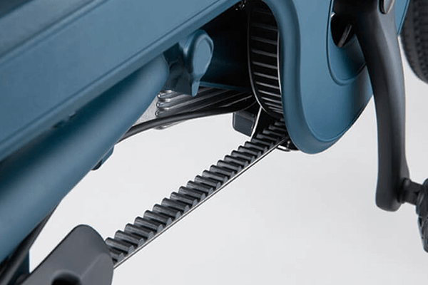 高剛性のベルトが後輪に力をダイレクトに伝えるため、自転車ならではの踏みごこちを楽しむことができます。