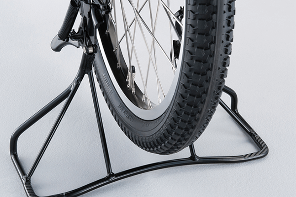 お子さまを乗せたままでも、テコの原理でラクに立てられます。スタンド幅が広く倒れにくいから安心です。