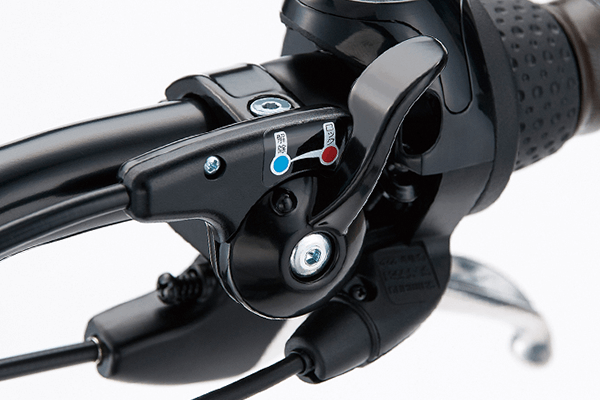 乗せ降ろしや駐輪時、信号待ちの際などにハンドルが回転しないよう、手元のレバーで簡単にロックできます。