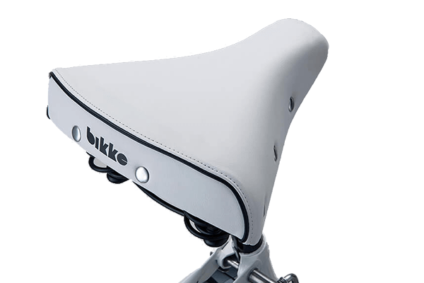 ソフトな座り心地でおしりにやさしいのが特長です。後ろに入ったbikkeのロゴがポイント。