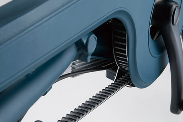 高剛性のベルトが後輪に力をダイレクトに伝えるため、自転車ならではの踏みごこちをお楽しみいただけます。