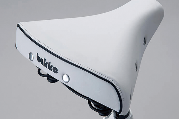 ソフトな座り心地でおしりにやさしいのが特長です。後ろに入ったbikkeのロゴがポイント。