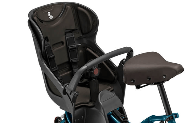 駐輪場で左右の自転車にぶつかりにくいスリムなデザイン。お子さまの成長に合わせて、背もたれの高さや足置きの位置を調整できます。