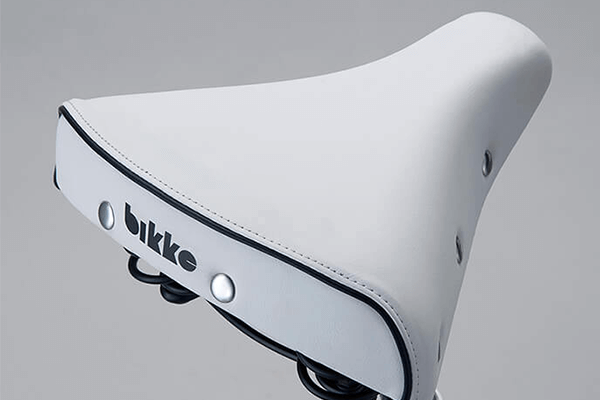ソフトな座り心地でおしりにやさしいのが特長です。後ろに入ったbikkeのロゴがポイント。