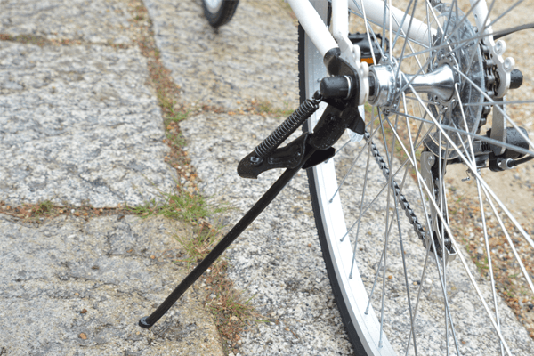 停車時に必須になるスタンドをスポーツ車にも標準搭載！