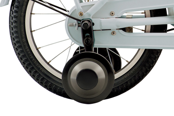 車輪を外さなくても補助輪の取り外しが簡単。気軽に練習を始められます。