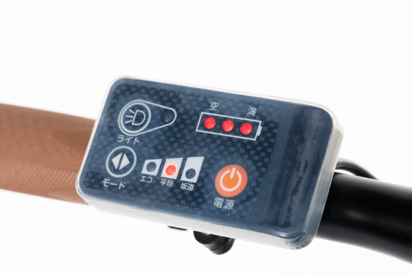 電源ON/OFF、アシスト強度やライトの点灯消灯まで全て手元でコントロール可能です。※保護カバーは標準装備です。