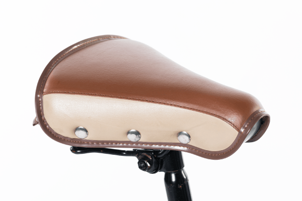 サイドに留め金があり、レトロでおしゃれなテリー型サドル。