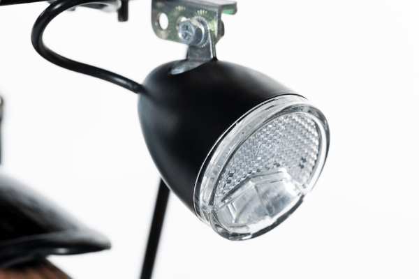 走行が重くならないバッテリー駆動のライトです。