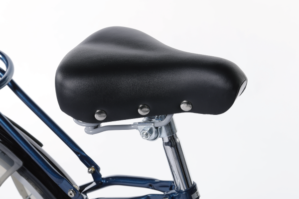 サイドに留め金があり、レトロでおしゃれなテリー型サドル。
