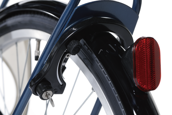 狭い駐輪場でも扱いやすく、チャイルドシート装着時も邪魔にならないキャリア後部に取り付けられています。