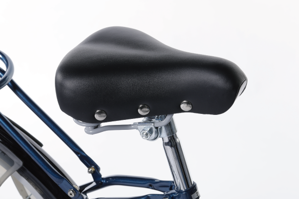 サイドに留め金があり、レトロでおしゃれなテリー型サドル。