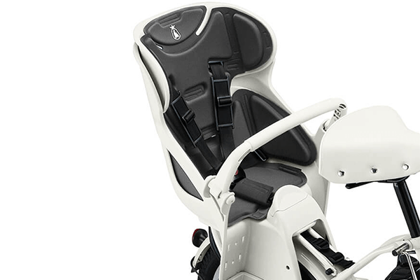 駐輪場で左右の自転車にぶつかりにくいスリムなデザイン。お子さまの成長に合わせて、背もたれの高さや足置きの位置を調整できます。