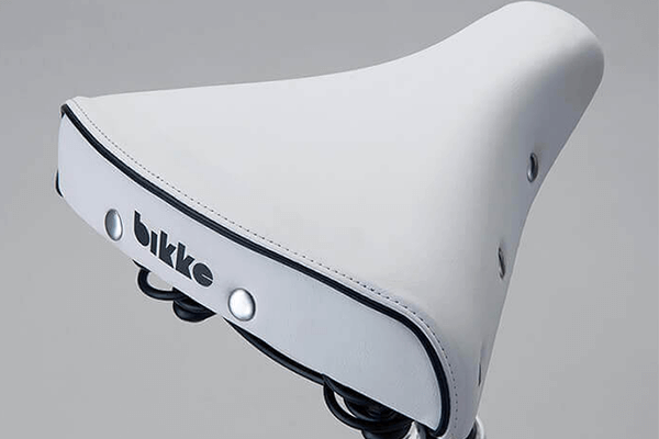 ソフトな座り心地でおしりにやさしいのが特長です。後ろに入ったbikkeのロゴがポイント。