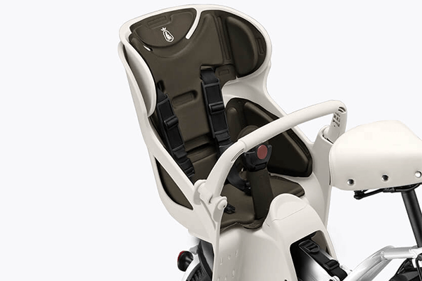 駐輪場で左右の自転車にぶつかりにくいスリムなデザイン。お子さまの成長に合わせて、背もたれの高さや足置きの位置を調整できます。