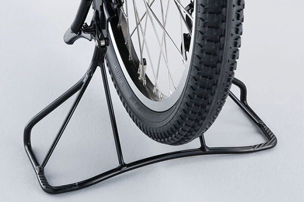 お子さまを乗せたままでも、角っこを踏めばテコの原理でラクに立てられます。スタンド幅が広く倒れにくいから安心です。