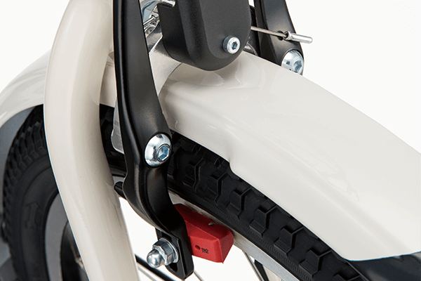 雨の日でもしっかり止まることのできるブレーキを採用しています。