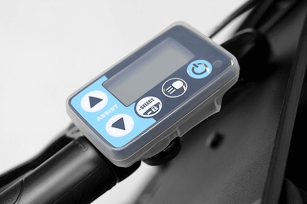 電動アシスト自転車の頭脳ともいえるコントロールスイッチは、壊れてもメーカーで交換可能ですが意外と修理費がかかる物...そんな大切なパーツを紫外線や雨からしっかり守り故障を未然に防ぎます！