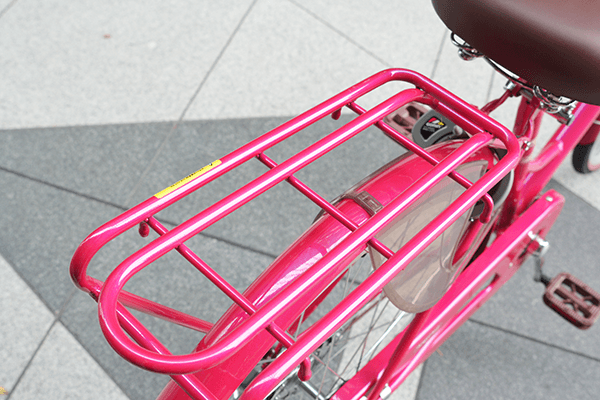 子乗せが取り付け可能な荷台を装備。重さ27kgまで耐えられます。