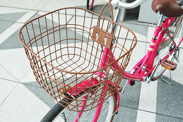 通勤・通学・買い物に便利な大型バスケットを搭載。サイズ（底面）は縦:245×横:310×高さ:220(mm)。
